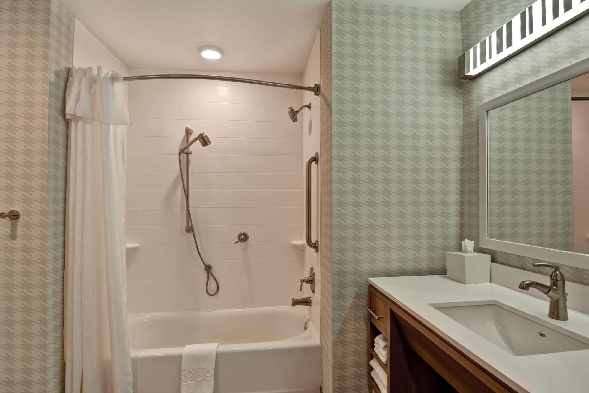 Home2 Suites By Hilton Tampa Usf Near Busch Gardens Extérieur photo